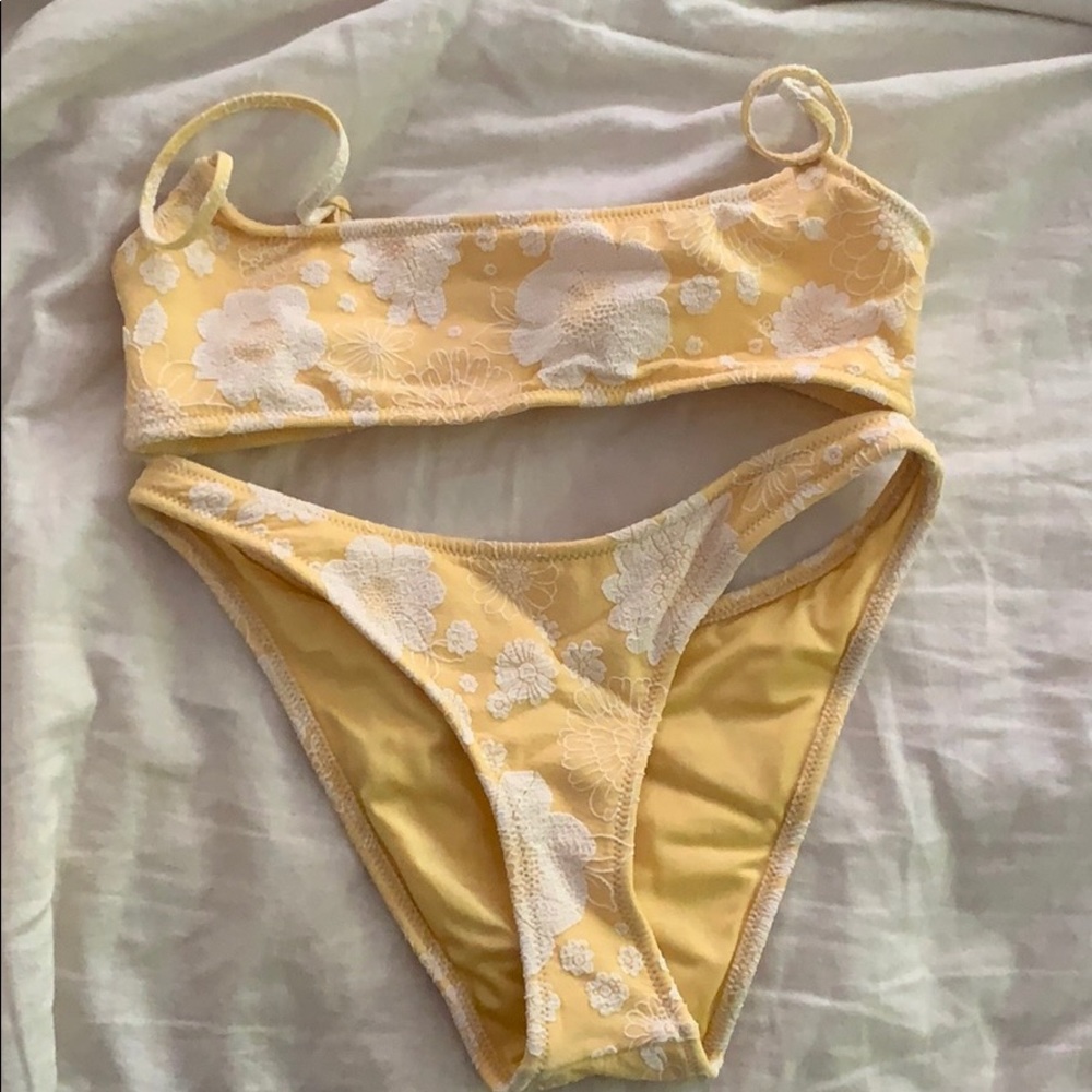 Triangl yellow bikini. New